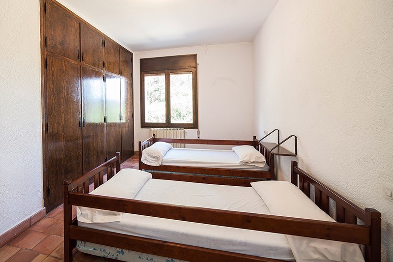 Habitació amb llits niu i armari Habitació amb llits niu i armari