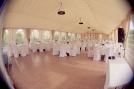 Interior de la carpa Interior de la carpa