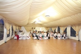 Convidats sopant a la carpa Convidats sopant a la carpa