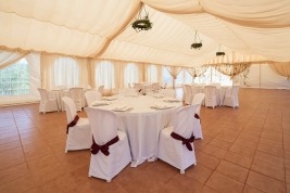 Interior de la carpa montada Interior de la carpa montada