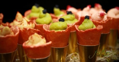 Mini conos de humus, aguacate y gambas